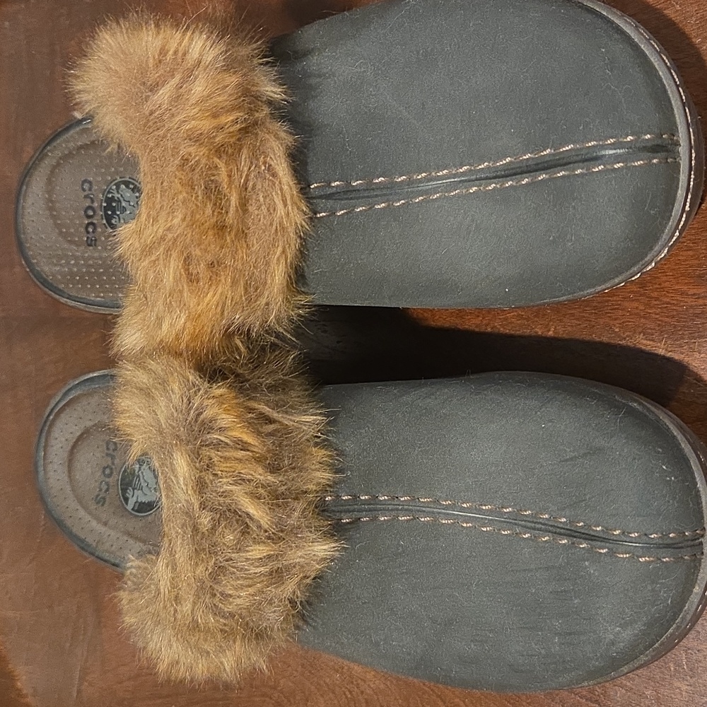 CROCS Brown Leather Clogs with Brown Faux Fur Trim & Tasteful Stitching